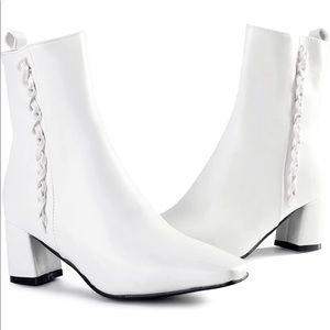 NEW Womens high heeled white boots size 8